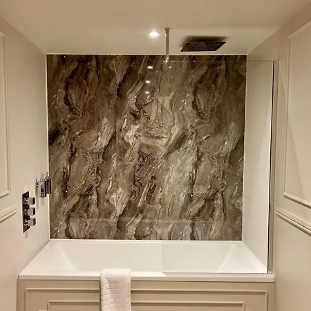 Number 3 Pier Road Hotel *