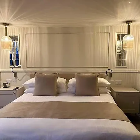 Number 3 Pier Road Hotel