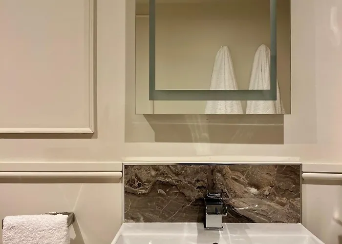 Number 3 Pier Road * 惠特比