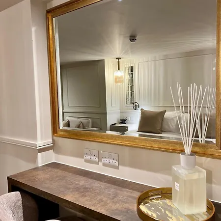 Number 3 Pier Road 호텔 휫비