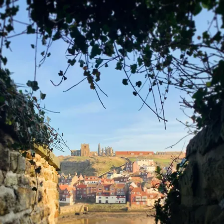 Number 3 Pier Road 휫비