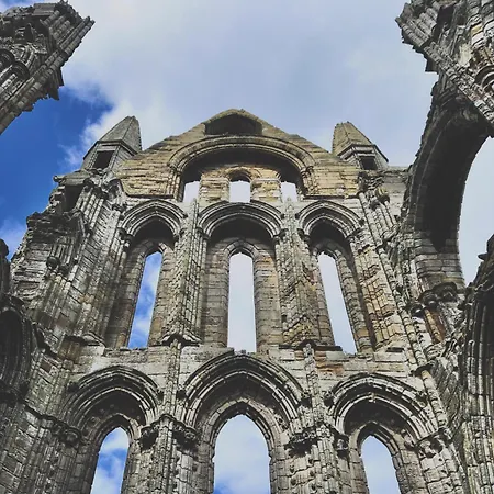 Number 3 Pier Road 휫비